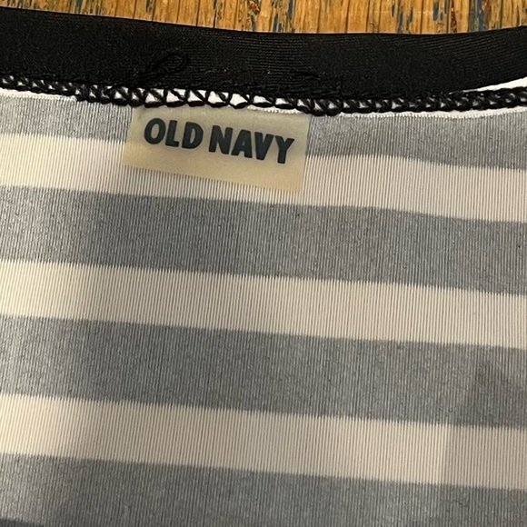 OLD NAVY – Women’s Swim Rashguard Top – Size XL - Picture 2 of 7